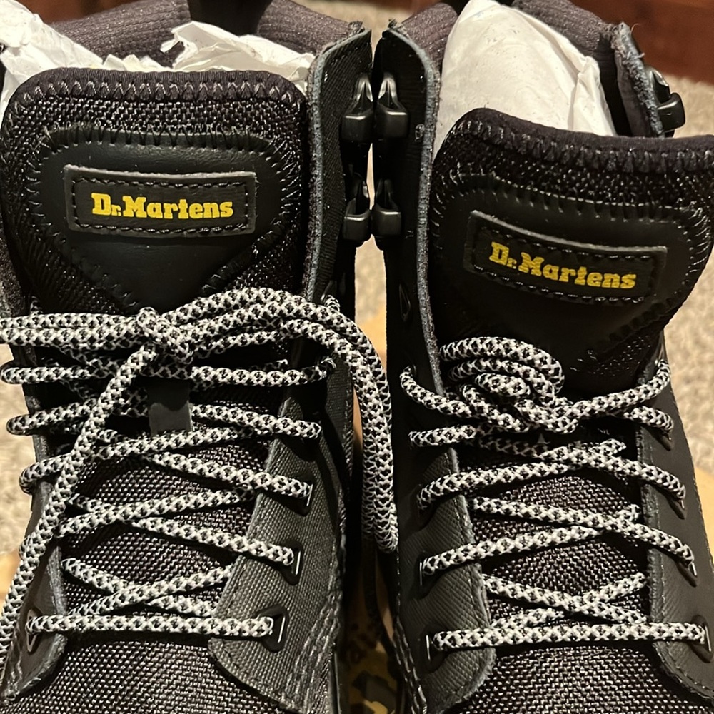 NIB Women’s Dr. Martens Black Boots Size 6 - Picture 2 of 8